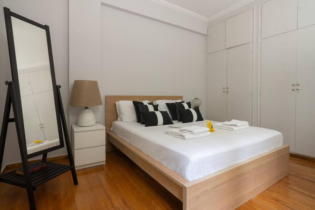 Ferienwohnung Chic N Central Apt In Kolonaki Athen Exterior foto